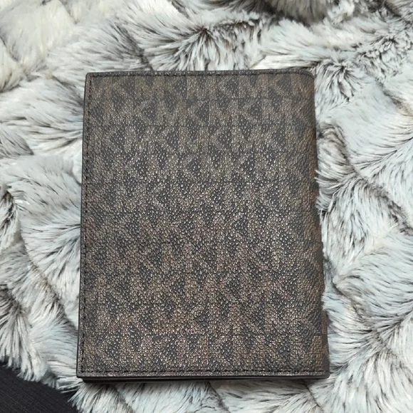 Michael Kors Signature Passport Holder - Picture 3 of 3